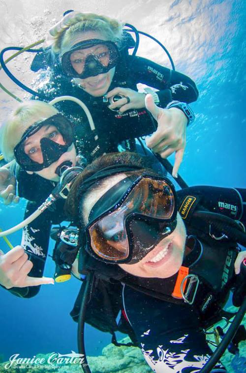 Girls having fun trip diving in Bonaire.